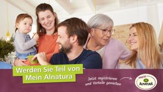 Familienmitglieder aus mehreren Generationen sitzen zusammen, darunter Logo von Mein Alnatura und die Zeile 