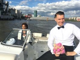Brautpaar auf einem Motorboot das für die Hochzeit gemietet wurde