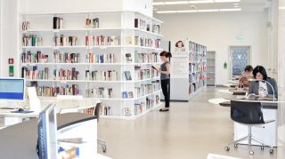 Arbeitsatmosphäre im Lesesaal der Anne-Frank-Shoah-Bibliothek der Deutschen Nationalbibliothek in Leipzig